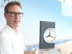 Alexander Hasler mit der Trophäe für den «Star Dealer of the Year».